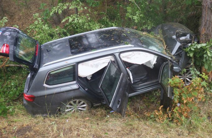 Pri obci Lutila havarovalo auto s deťmi, vodič mal podľa polície dostať mikrospánok – FOTO