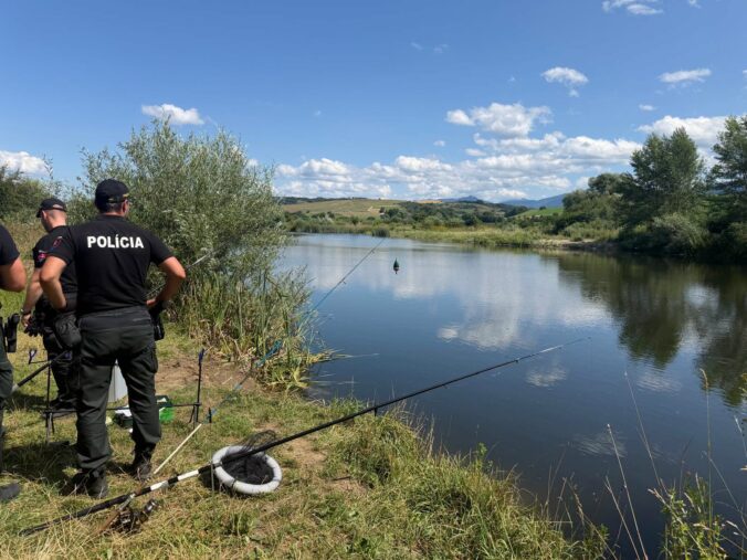 Polícia našla v jazere pri Ružomberku mŕtveho muža, naďalej pátra po jeho kamarátovi – FOTO