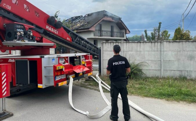 Po výbuchu v rodinnom dome v Čani vypukol požiar, na mieste zasahovali hasiči aj polícia – FOTO