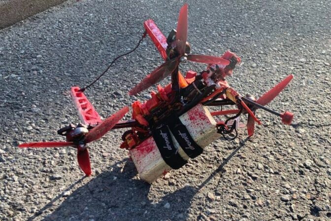 Dron, farba