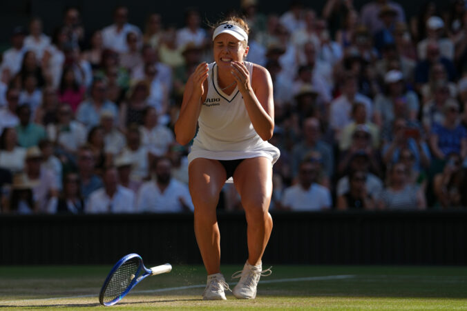 Top foto dňa (11. júl 2026): Nosková po víťazstve vo Wimbledone, počasie, požiar a raketa Sojuz