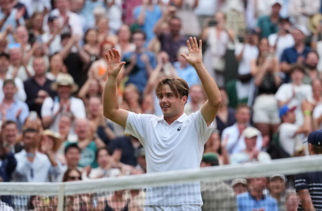 Pozoruhodný príbeh na Wimbledone. Fery nemusí hrať tenis, no aj tak patrí k najbohatším hráčom na okruhu – VIDEO