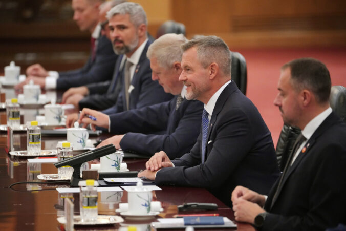 Pellegrini navštívil v Pekingu aj technologické centrum, zaujali ho najmä roboty používané v zdravotníctve