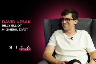 Herec Dávid Uzsák počas nahrávania novej epizódy video podcastu v Štúdiu SITA.