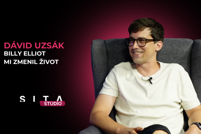 Herec Dávid Uzsák počas nahrávania novej epizódy video podcastu v Štúdiu SITA.