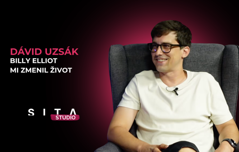 Herec Dávid Uzsák počas nahrávania novej epizódy video podcastu v Štúdiu SITA.