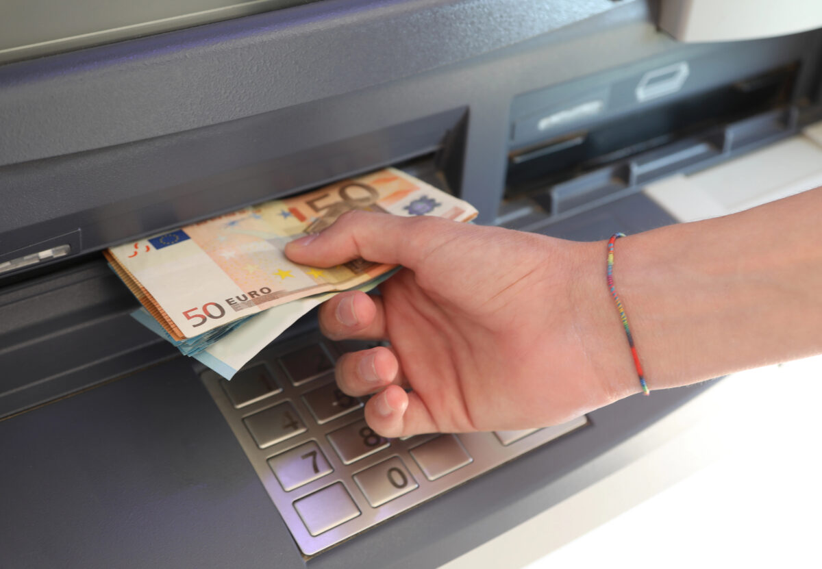 Výber peňazí z bankomatu