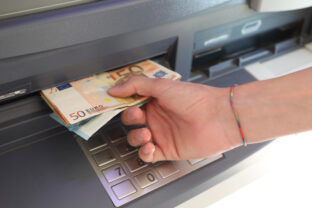 Výber peňazí z bankomatu
