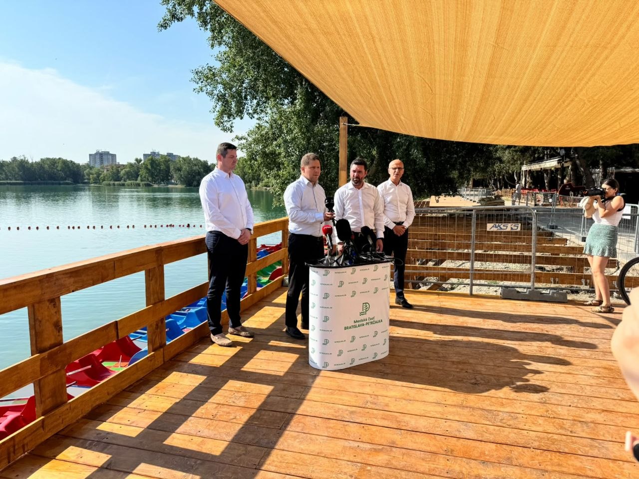 Petržalka už vlastn&iacute; v&auml;č&scaron;inu pozemkov v okol&iacute; &scaron;trkoviska Veľk&yacute; Draždiak, Tak&aacute;č ocenil pr&iacute;stup mestskej časti - VIDEO, FOTO - SITA.sk