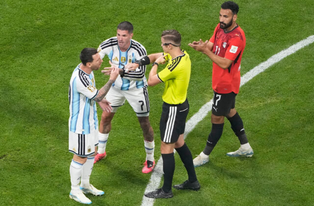 VAR-gentína? Pred semifinále sa šíria konšpirácie, fanúšikovia spochybňujú rozhodcov, FIFA obvinenia odmieta