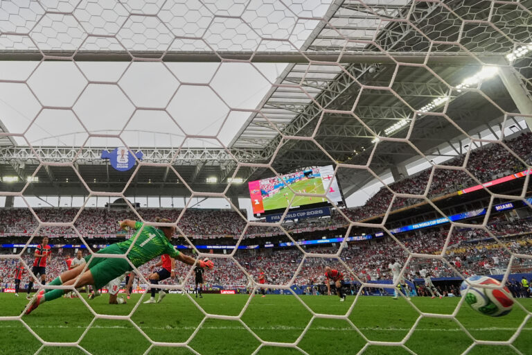 Fotografie zápasu štvrťfinále Nórsko - Anglicko na MS vo futbale 2026.