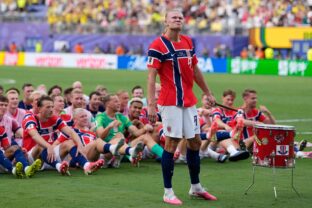 Erling Haaland so spoluhráčmi po triumfe Nórska nad Brazíliou v osemfinále MS vo futbale 2026.