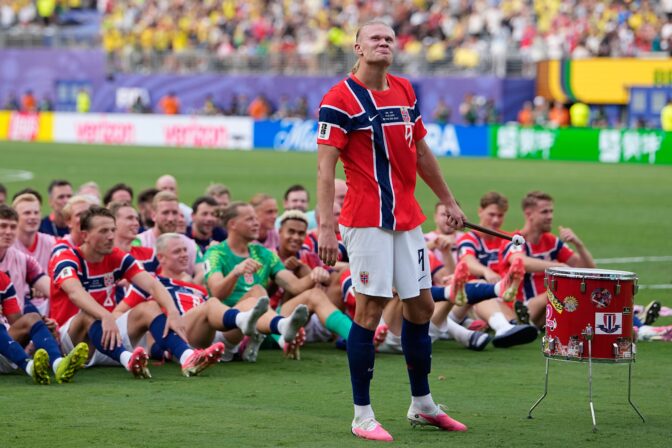 Erling Haaland so spoluhráčmi po triumfe Nórska nad Brazíliou v osemfinále MS vo futbale 2026.