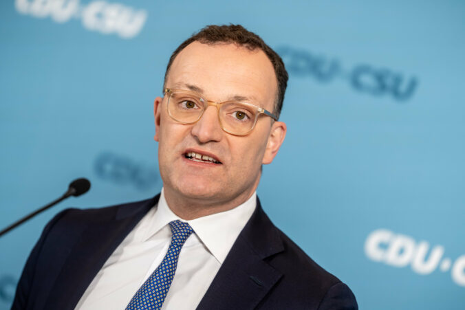 Špičkový politik nemeckej CDU čelí kritike za dieťa narodené náhradnej matke v USA