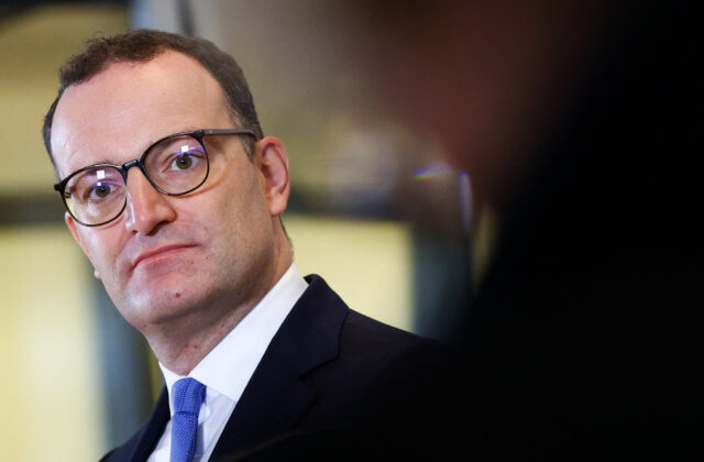 Šéf poslaneckého klubu CDU/CSU v Bundestagu odstúpil pre spor o náhradné materstvo