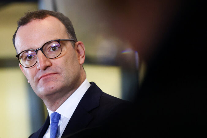 Šéf poslaneckého klubu CDU/CSU v Bundestagu odstúpil pre spor o náhradné materstvo