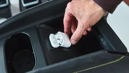 Škoda pripravuje aj menšie podložky pre bezdrôtové nabíjanie drobnej elektroniky, napr. úplne bezdrôtových slúchadiel