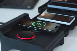 Škoda ako prvá v Európe prechádza na Qi2: Koniec prehrievaniu a skĺzavaniu smartfónov v aute