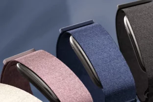 Garmin predstavil CIRQA Smart Band, čím reaguje na dopyt po náramkoch bez displeja. Saší na to, že nie každý chce na zápästí nosiť ďalšiu obrazovku, ale napriek tomu nepretržité sledovanie zdravia a pohybu. Rozmery zariadenia sú 27 × 47 × 9 mm a samotný modul váži iba 14,8 gramu (celková hmotnosť závisí na zvolenej remienku)