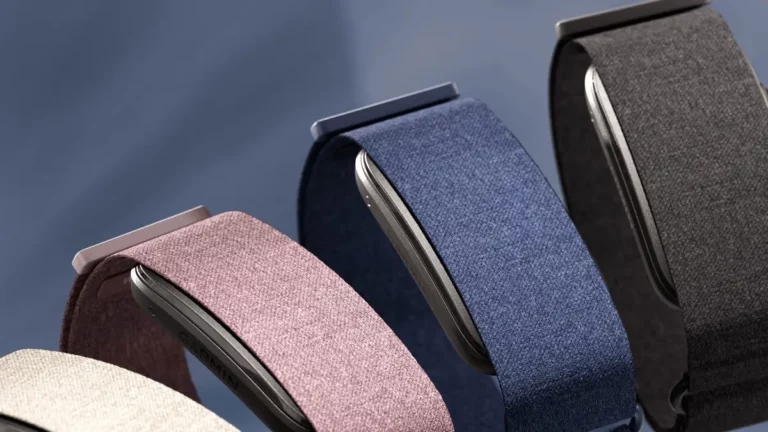 Garmin predstavil CIRQA Smart Band, čím reaguje na dopyt po náramkoch bez displeja. Saší na to, že nie každý chce na zápästí nosiť ďalšiu obrazovku, ale napriek tomu nepretržité sledovanie zdravia a pohybu. Rozmery zariadenia sú 27 × 47 × 9 mm a samotný modul váži iba 14,8 gramu (celková hmotnosť závisí na zvolenej remienku)