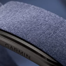 Na rozdiel od konkurenčných značiek Whoop nebo Fitbit Air neuzamyká Garmin pokročilé funkcie za platobnú bránu predplatného. CIRQA je taký ideálny pre ty, ktorí chcú podrobné údaje z ekosystému Garmin, ale bez neustáleho vyrušovania displeja.