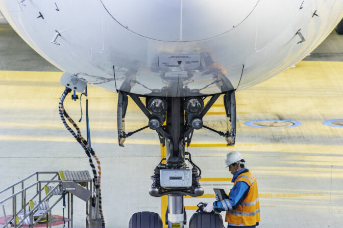 Japan Airlines Airlines Machinist Check the neatness of the wheels and landing gear. Before the plane flies up.