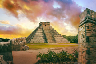 Mexico, Chichen Itza, Yucatán. Sunset. Mayan pyramid of Kukulcan The Castle