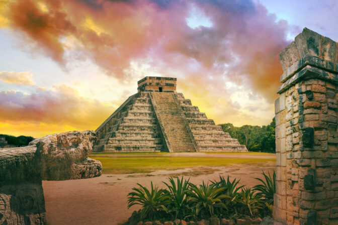 Mexico, Chichen Itza, Yucatán. Sunset. Mayan pyramid of Kukulcan The Castle