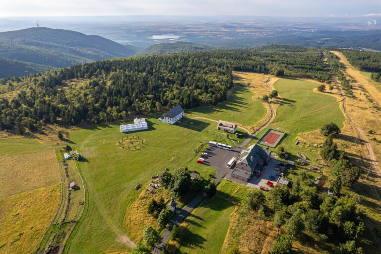 Krušné hory čaká veľký turistický sviatok. Aké trasy ponúka Hrebeňovka a kam sa vydať na túry?