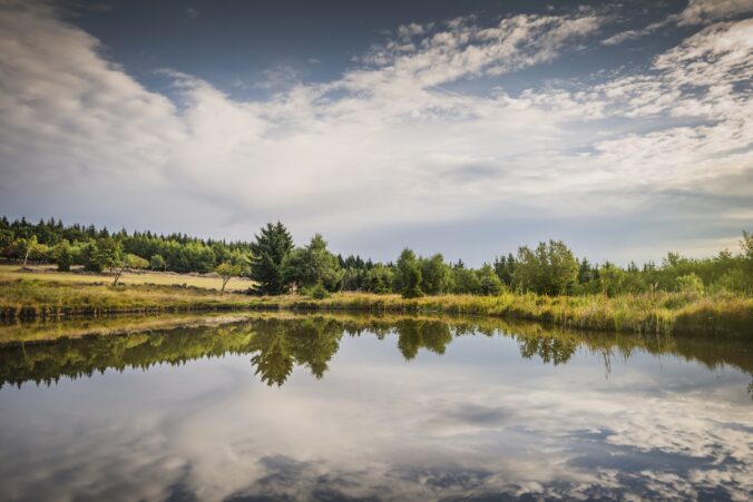 Krušné hory čaká veľký turistický sviatok. Aké trasy ponúka Hrebeňovka a kam sa vydať na túry?
