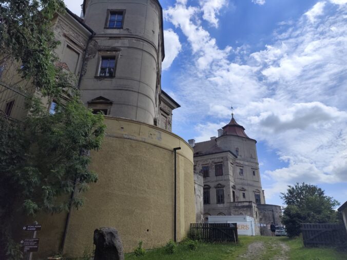 Zámok Jezeří nad obrovským lomom ukrýva jeden z najsilnejších príbehov Česka