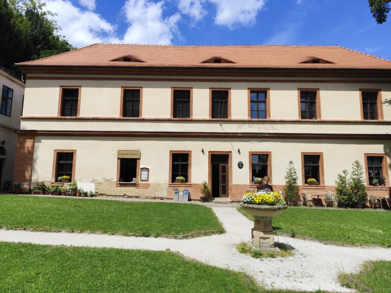 Zámok Jezeří nad obrovským lomom ukrýva jeden z najsilnejších príbehov Česka