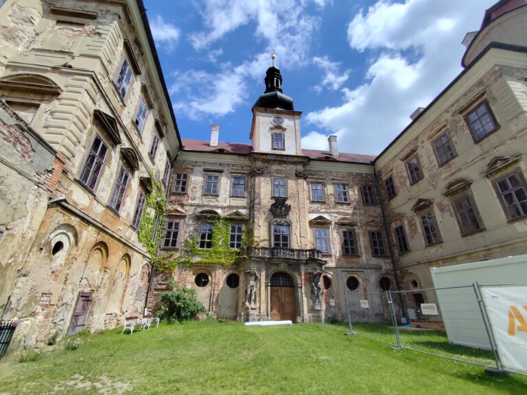 Zámok Jezeří nad obrovským lomom ukrýva jeden z najsilnejších príbehov Česka