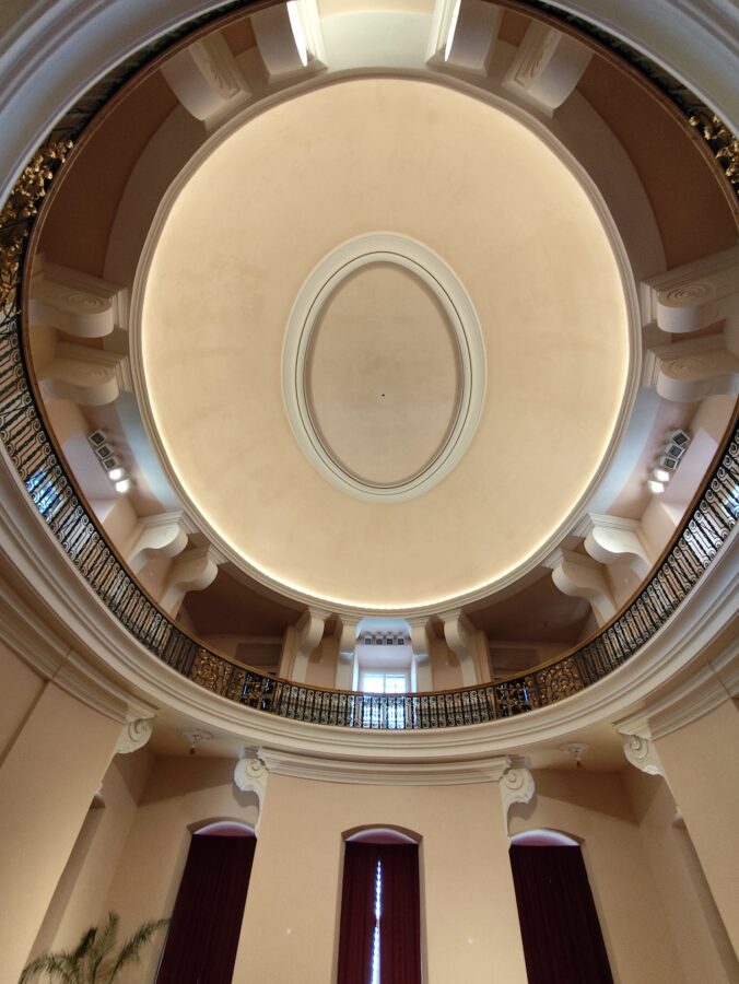 Zrekonštruovaný Divadelný sál na zámku Jezeří patrí medzi architektonické skvosty českého baroka. V minulosti bol centrom kultúrneho života rodu Lobkowiczovcov a dnes sa sem opäť vracajú koncerty i spoločenské podujatia.