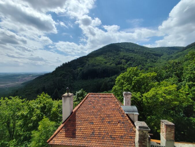 Zámok Jezeří nad obrovským lomom ukrýva jeden z najsilnejších príbehov Česka