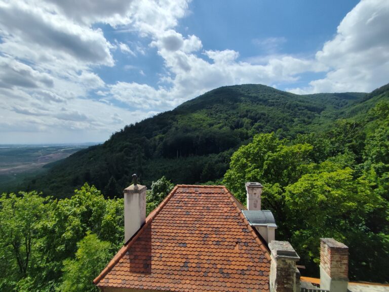 Zámok Jezeří nad obrovským lomom ukrýva jeden z najsilnejších príbehov Česka