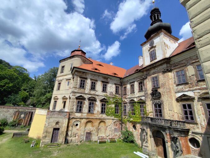 Nádvorie barokového zámku Jezeří počas prebiehajúcej rekonštrukcie historickej pamiatky