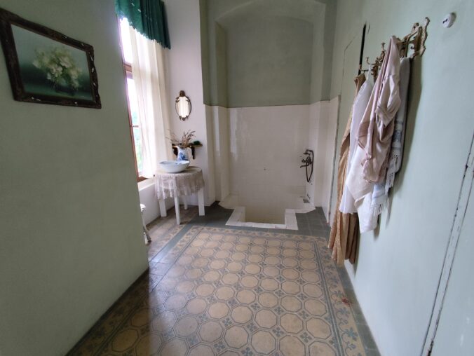 Pokroková kúpeľňa z 19. storočia, ktorá mala kombináciu vane a sprchového kútu.