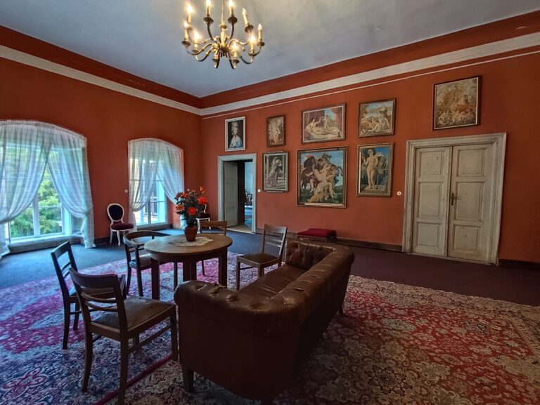 Zámok Jezeří nad obrovským lomom ukrýva jeden z najsilnejších príbehov Česka