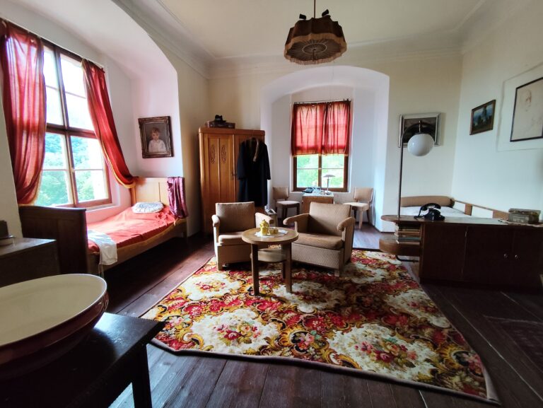 Zámok Jezeří nad obrovským lomom ukrýva jeden z najsilnejších príbehov Česka