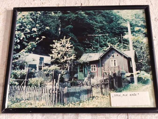 Fotografie zaniknutých dedín pod zámkom Jezeří, ktoré ustúpili povrchovej ťažbe hnedého uhlia