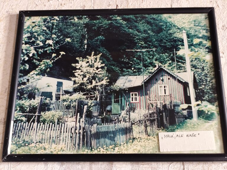 Fotografie zaniknutých dedín pod zámkom Jezeří, ktoré ustúpili povrchovej ťažbe hnedého uhlia
