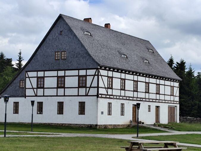 Krušné hory čaká veľký turistický sviatok. Aké trasy ponúka Hrebeňovka a kam sa vydať na túry?