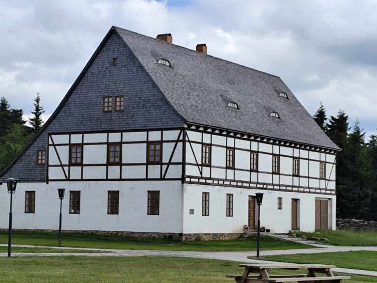 Krušné hory čaká veľký turistický sviatok. Aké trasy ponúka Hrebeňovka a kam sa vydať na túry?