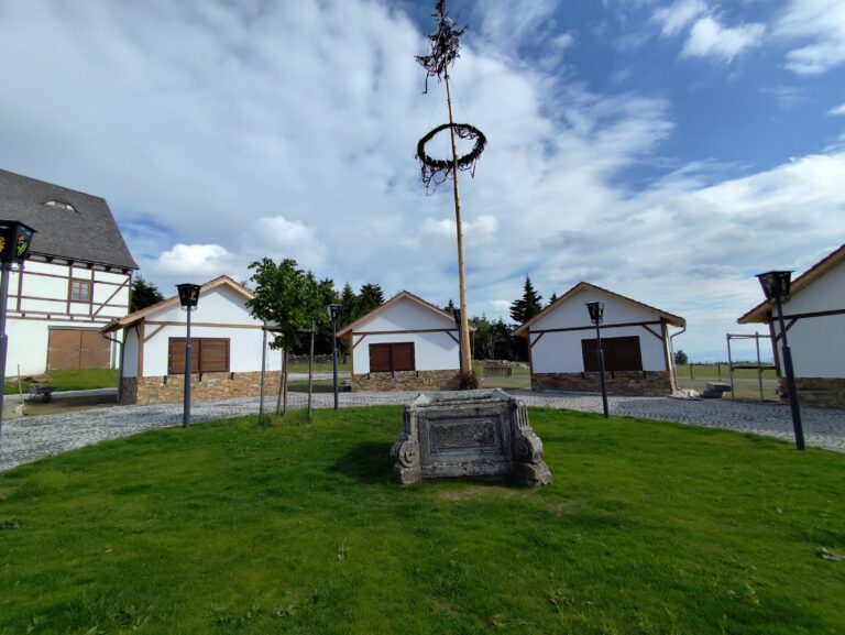 Krušné hory čaká veľký turistický sviatok. Aké trasy ponúka Hrebeňovka a kam sa vydať na túry?