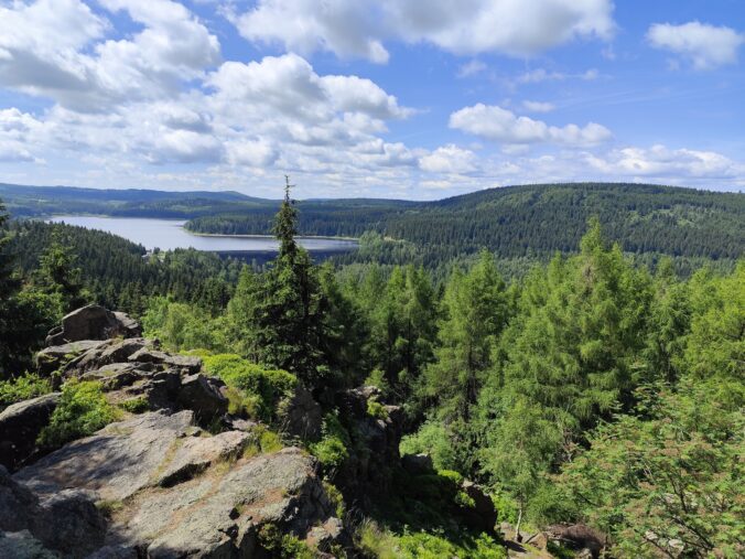 Krušné hory čaká veľký turistický sviatok. Aké trasy ponúka Hrebeňovka a kam sa vydať na túry?