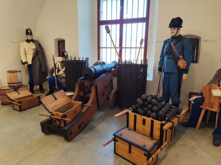Expozícia historických vojenských uniforiem, dela a výzbroje v pevnosti Terezín