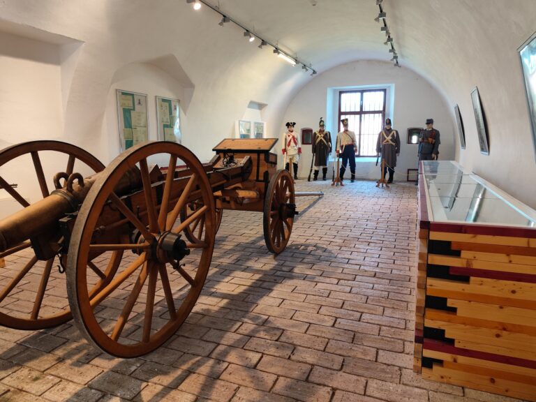Expozícia historických vojenských uniforiem, dela a výzbroje v pevnosti Terezín