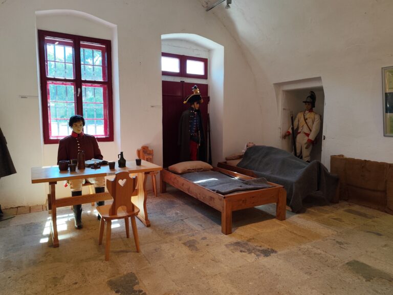 Expozícia historických vojenských uniforiem, dela a výzbroje v pevnosti Terezín