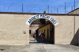 Vstupná brána Malej pevnosti v Terezíne s nápisom Arbeit macht frei